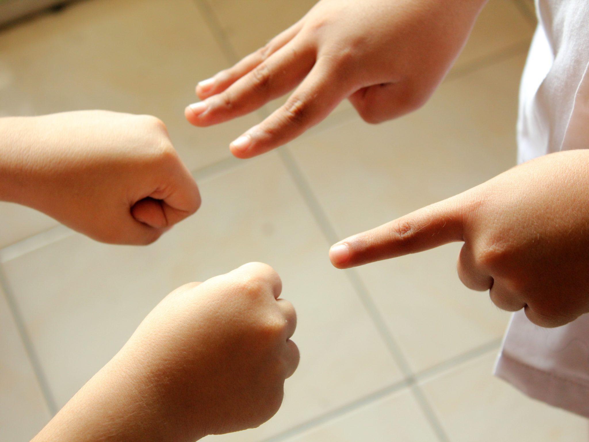 Старший пальчик. Пальчиковая гимнастика для детей. Игры с пальцами. Пальчик. Детская рука Пальчикова гимнастика.